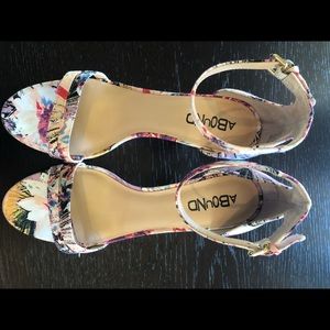 Size 7 ankle strap floral in great condition